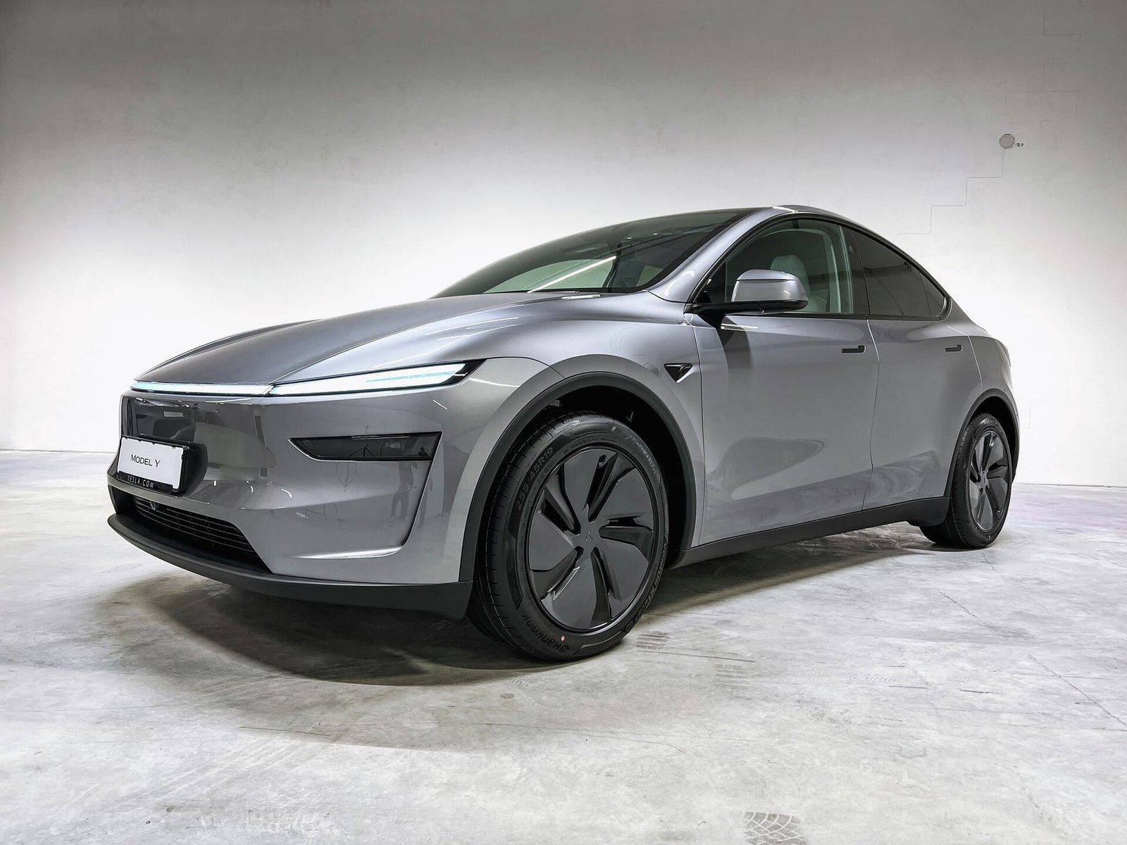 Tesla Model Y 2025, Dual Motor, 719 km Range, 7-Passenger Seating, Enhanced Autopilot